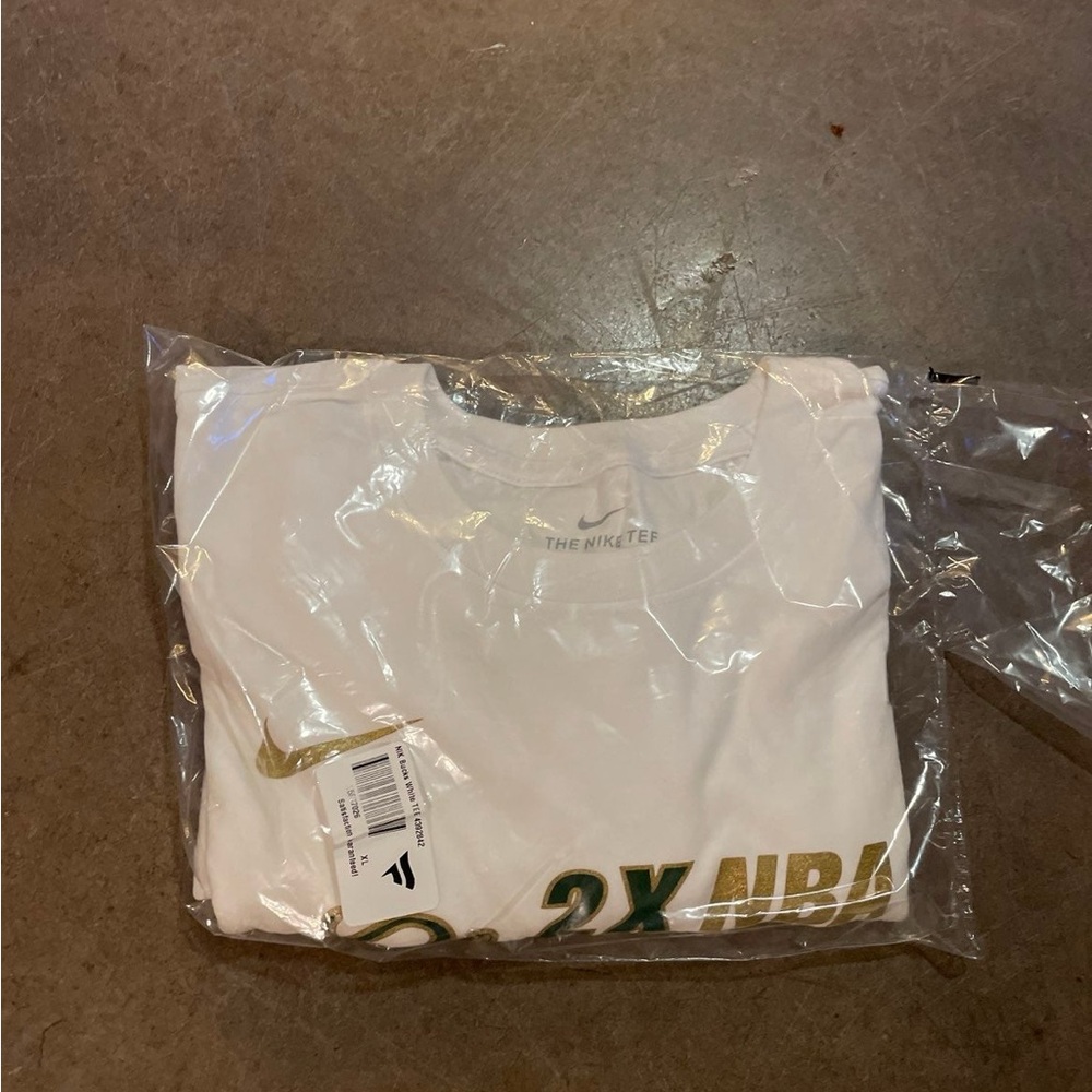 New Nike Milwaukee Bucks NBA Champ locker room t-shirt — Size XL